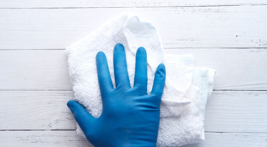 usa guantes y mascarilla para no respirar esporar del moho